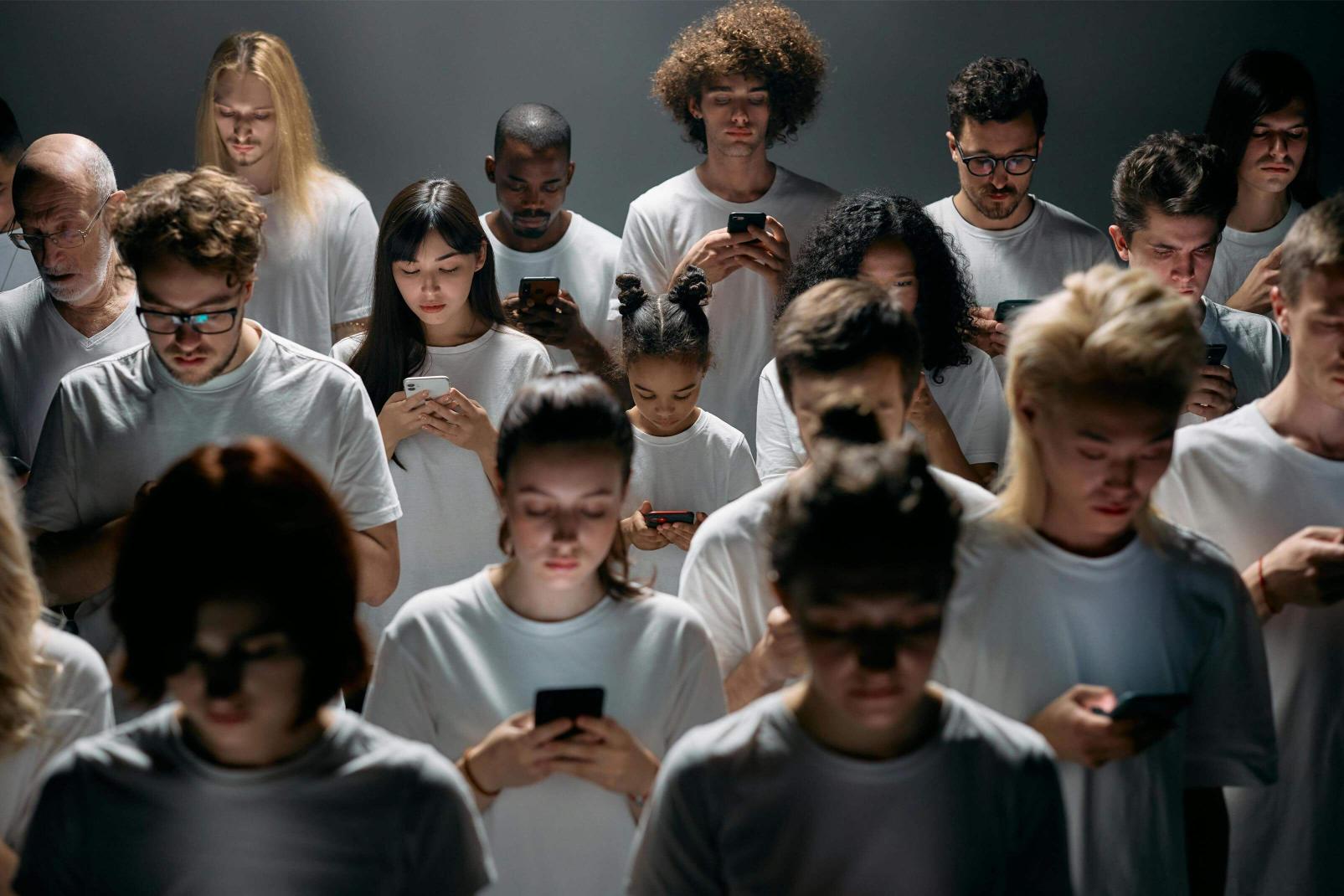 O Emburrecimento Coletivo e a Superficialidade Moderna